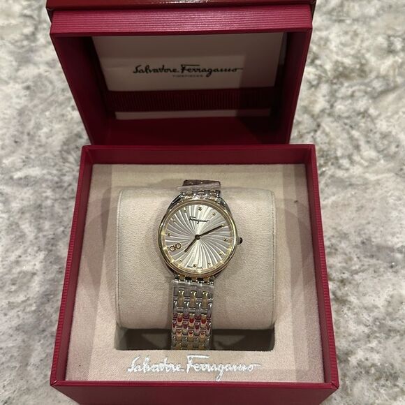 ✨ Salvatore Ferragamo Two-Tone Watch - 34mm - New with Tags, Comes in Box - Picture 4 of 5